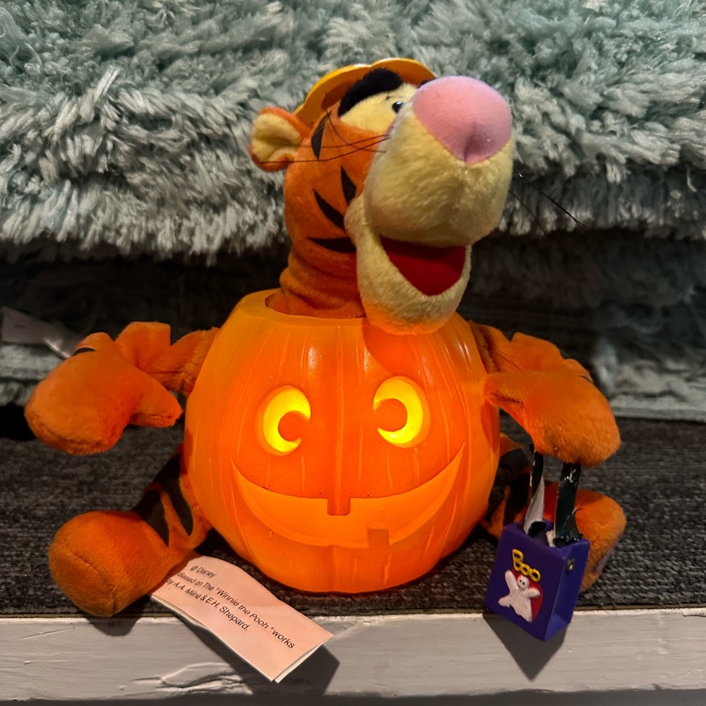 Tigger Halloween Animated Disney Pumpkin 2001